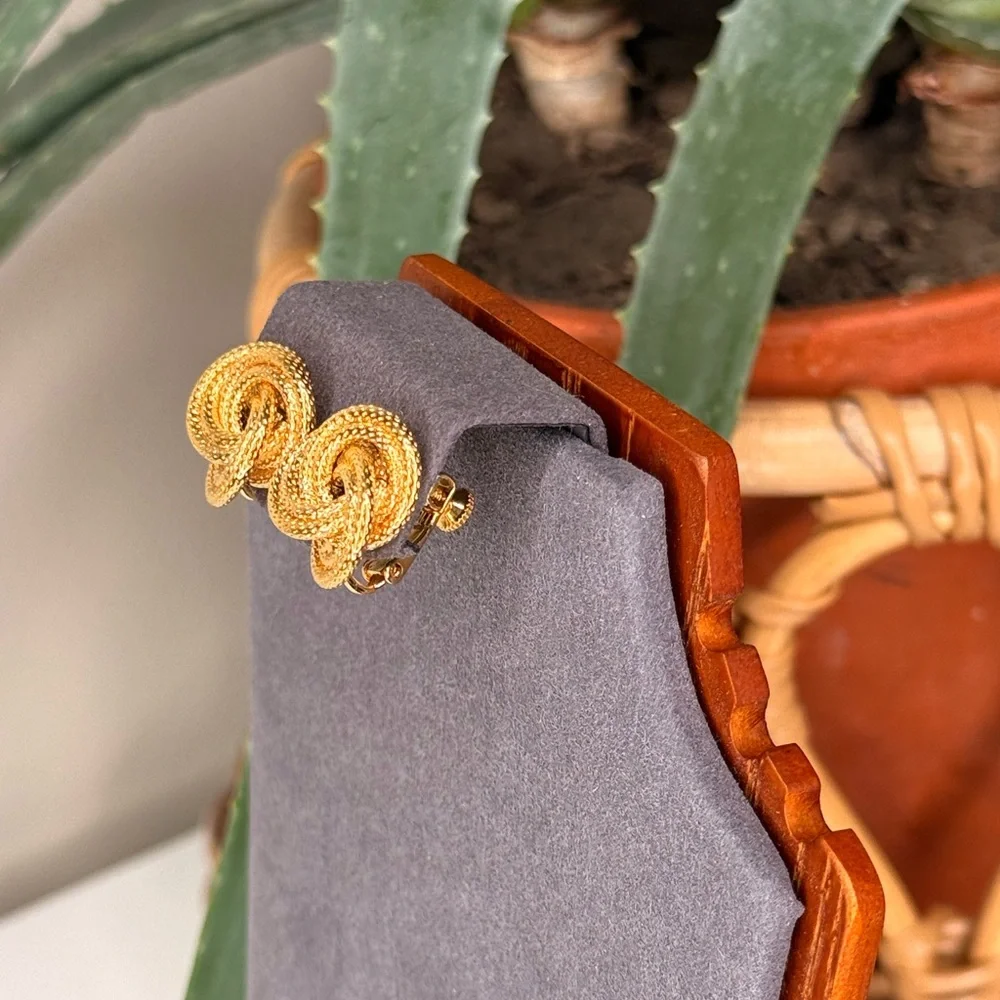 Vintage Napier Gold Knot Earrings 60s Rope Love Knot Screw Back Clip-On Jewelry - Picture 2 of 7